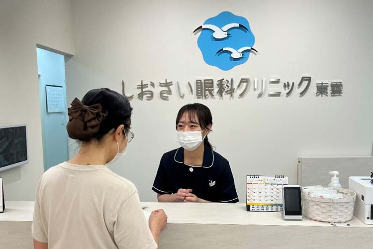 受付でお名前やカルテの確認をします